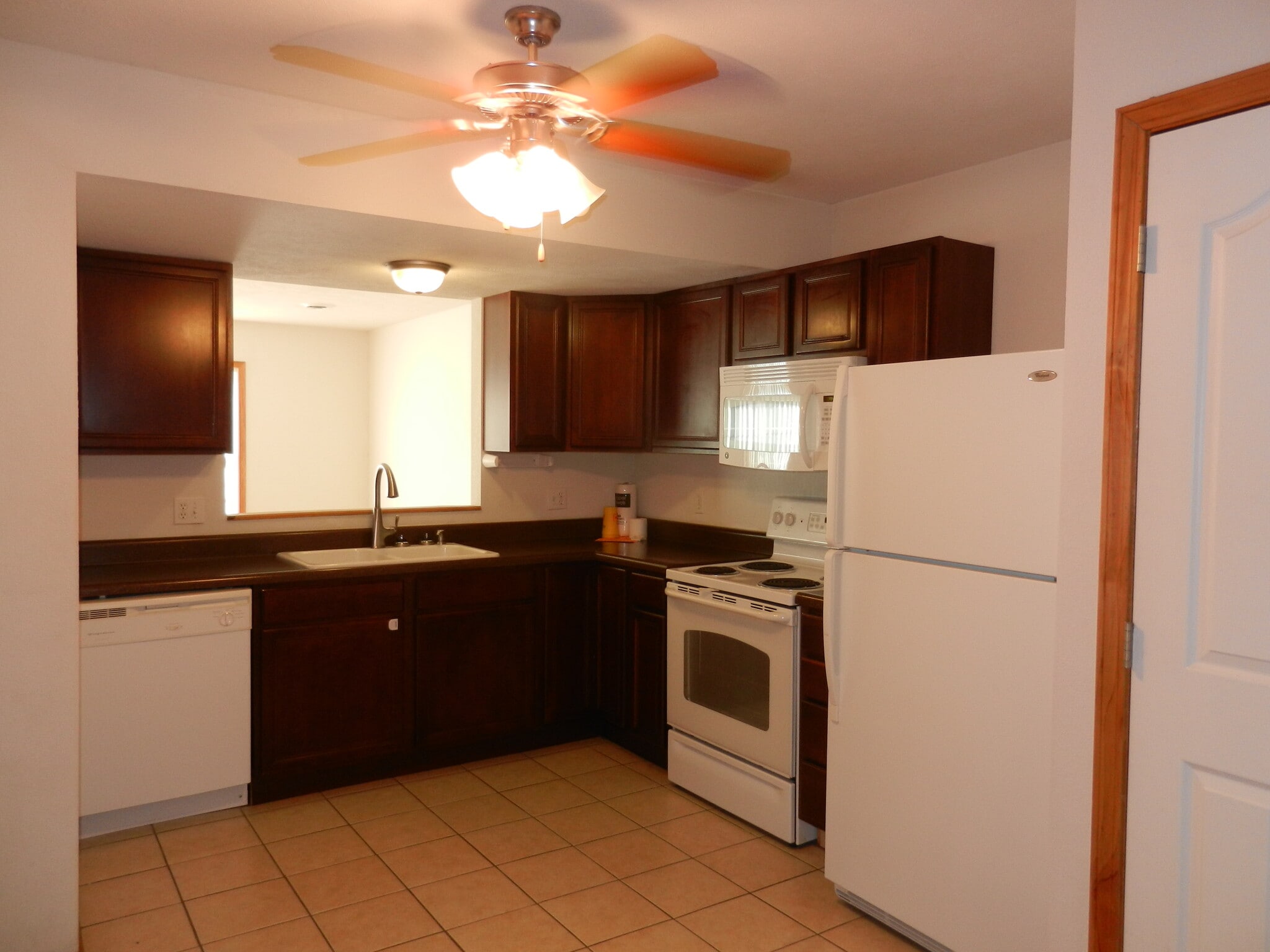 Kitchen - 707 Savannah Ave