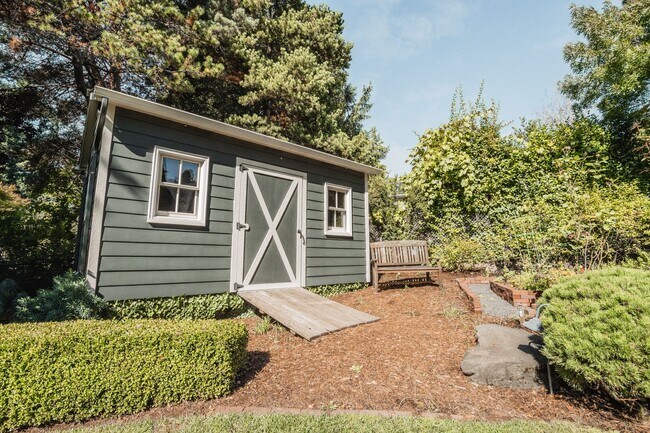 Building Photo - 4527 SW 29th Ave