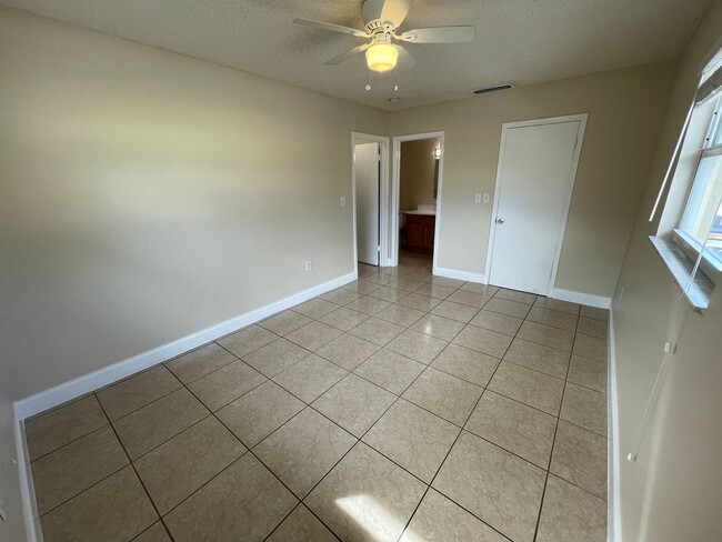 Building Photo - ANNUAL RENTAL - POINCIANA-1 BED/1 BATH