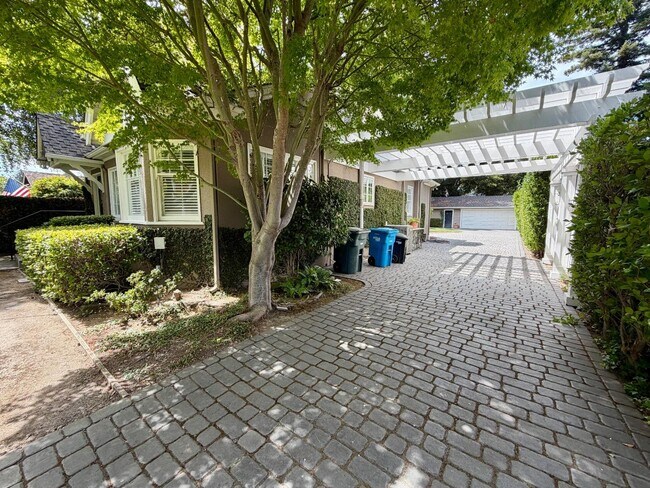 Building Photo - 634 College Ave