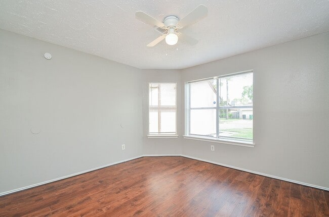 Building Photo - Beautiful spacious home available for rent !