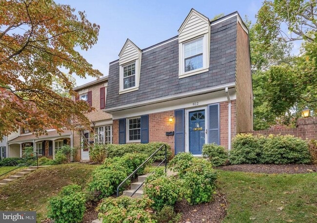 Building Photo - 812 Azalea Dr