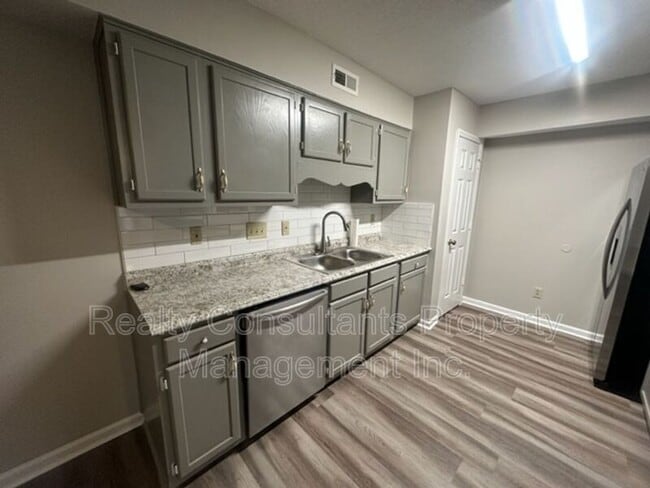 Building Photo - 800 Folly Ct