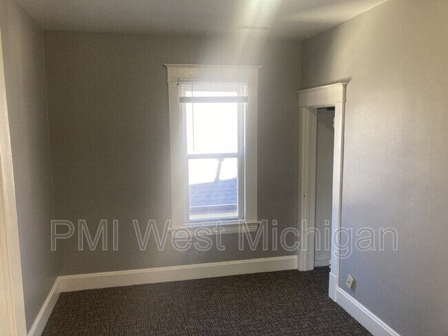 Building Photo - 1530 Quarry Ave NW