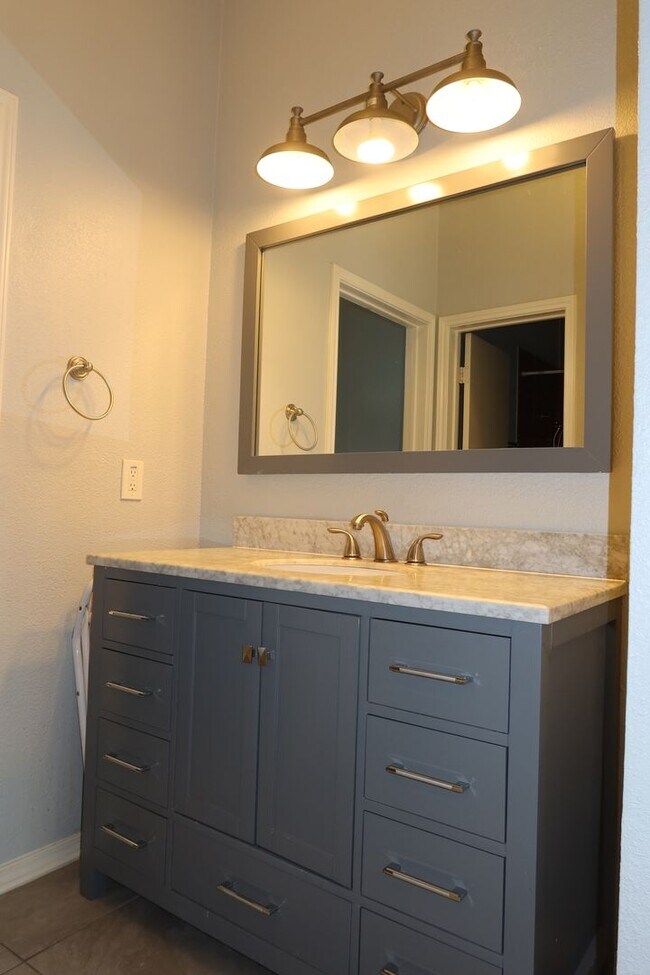 Building Photo - Wesdgewood West Campus - 1BD / !BA - 10 Ft Ceilings - Nodern Appliances - Gated - W/D -  $1000