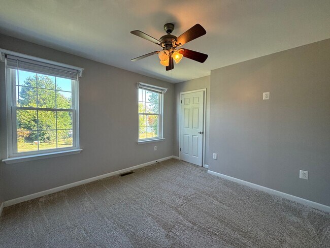 Building Photo - Stunning 4 Bed 2.5 Bath Single-Family Home...