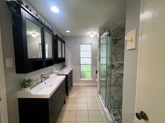 Building Photo - 1202 Manorglen Dr
