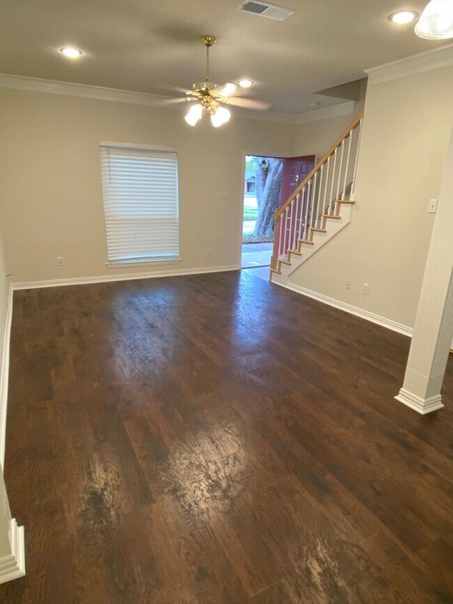 Building Photo - Quiet 2 bedroom townhome close to Downtown Denton Square
