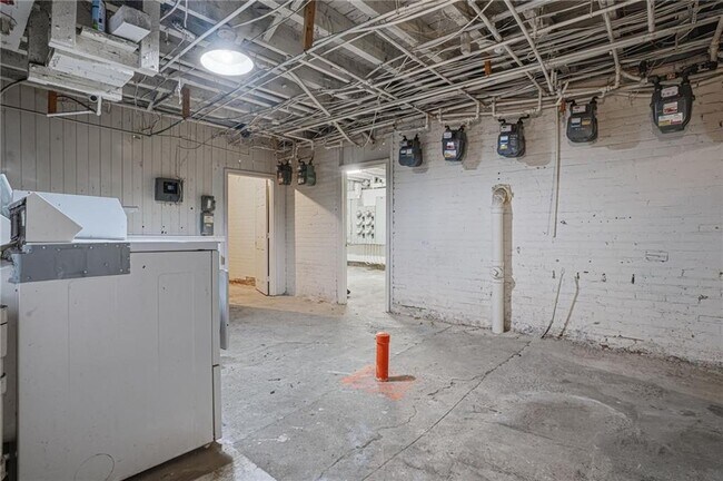 Building Photo - 937 Social St