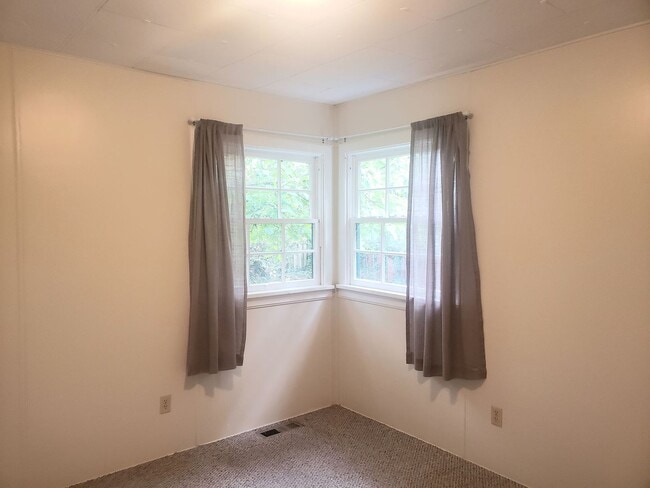 Building Photo - Charming Cottage in Woodburn with Large Yard!