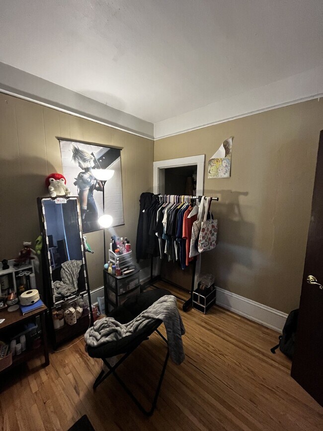 Building Photo - Huge 4 bed 1 bath very close to Water St. ...