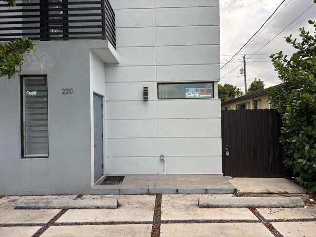 Building Photo - 2210 W 5th Way