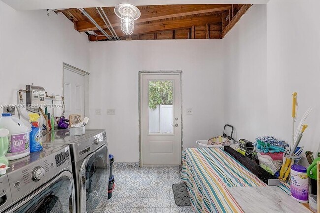 Building Photo - 14530 Garden Dr