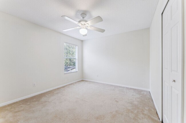 Building Photo - HALF OFF DECEMBER RENT: Large 6 Bedroom Rental in Gated Avalon Lakes Available Now!