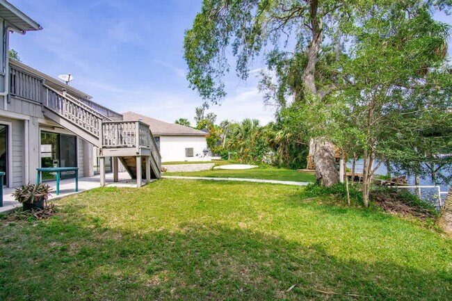 Building Photo - 1045 N Cres Dr