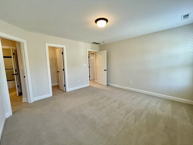 Building Photo - 4 Bed, 2 Bath Nest With Pool In Mariner's Pointe