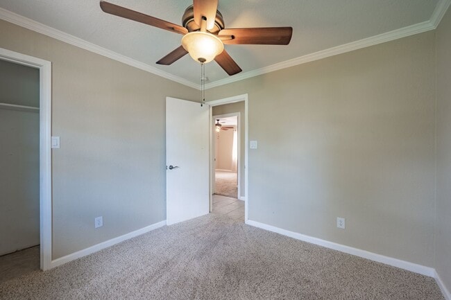 Building Photo - 3 bed 2 bath Near school/park