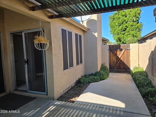 Building Photo - 3033 E Siesta Ln