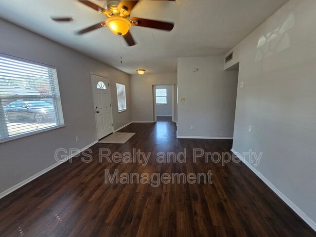 Building Photo - 2001 E Grant Ave