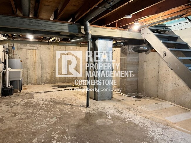 Building Photo - Move In Ready Townhome