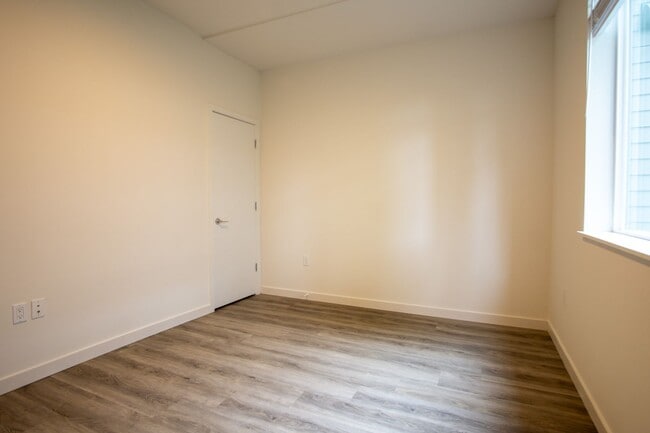 Building Photo - GET $300 + ONE MONTH FREE!! Rare 3 Bed, 2 ...