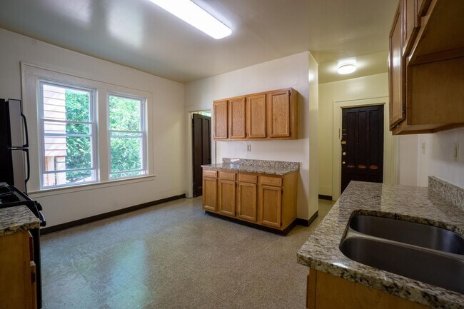 Building Photo - Spacious 4 Bedroom Apartment - 6/1/26