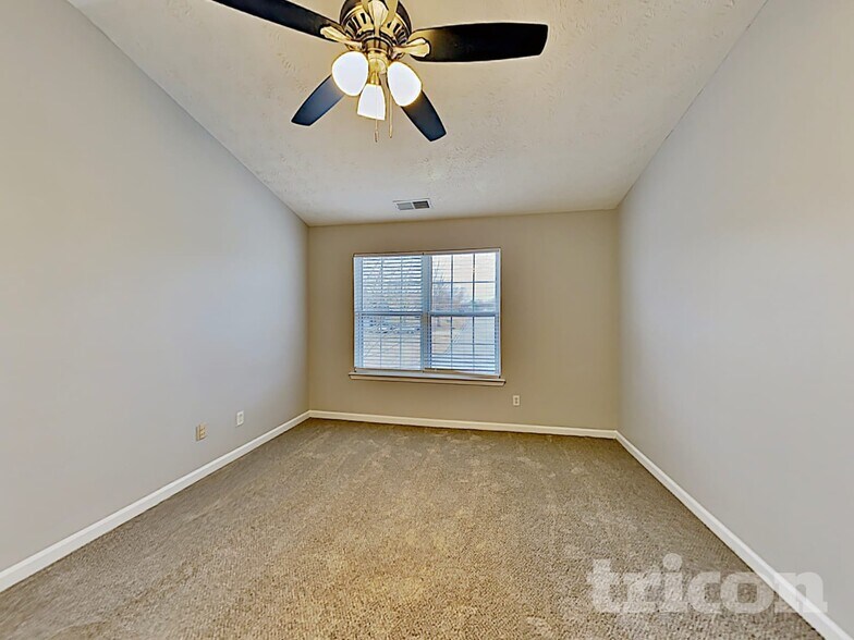Building Photo - 872 Woodside Dr