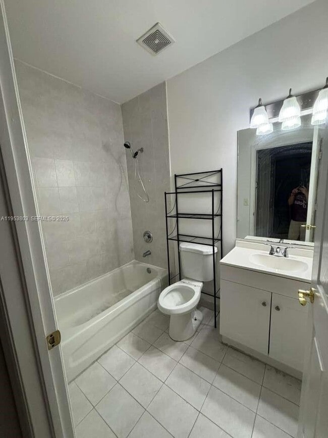 Building Photo - 2733 NE 3rd Ct