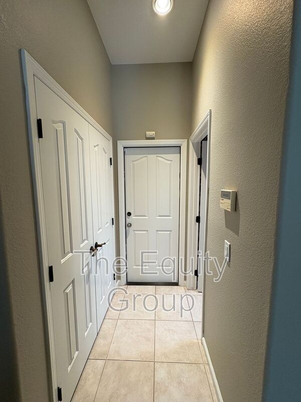 Building Photo - 2511 S Peppertree St