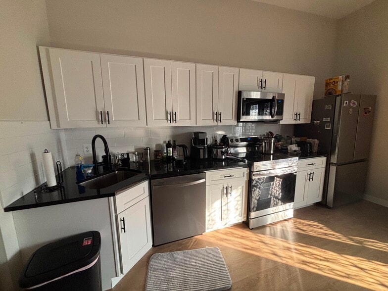 Full kitchen - 217 S High St