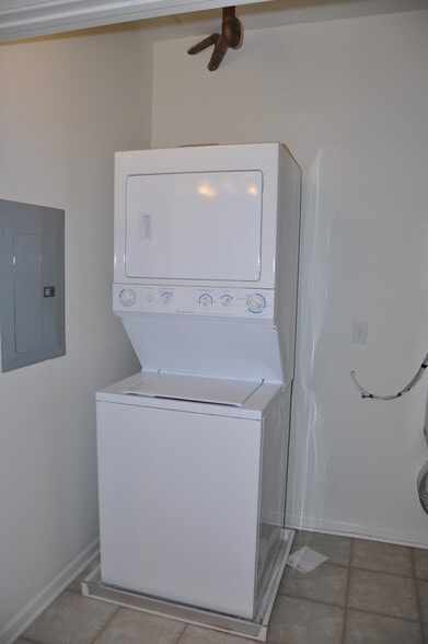 Building Photo - 656 Pearson St