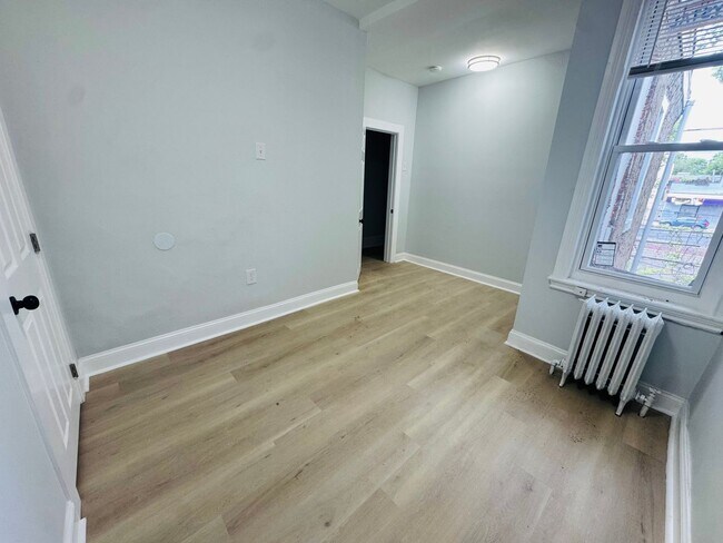 Building Photo - Remodeled Large 3bd/1.5 House with Rear ya...