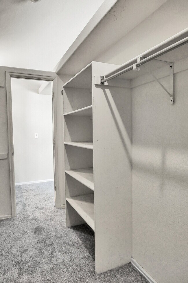 Building Photo - $2,695.00, 4 bed, 3.5 bath, located in Col...