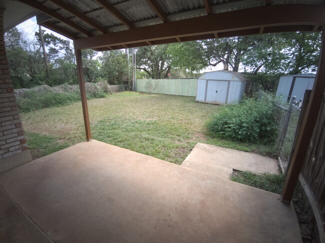 Building Photo - 327 Briarwood Dr