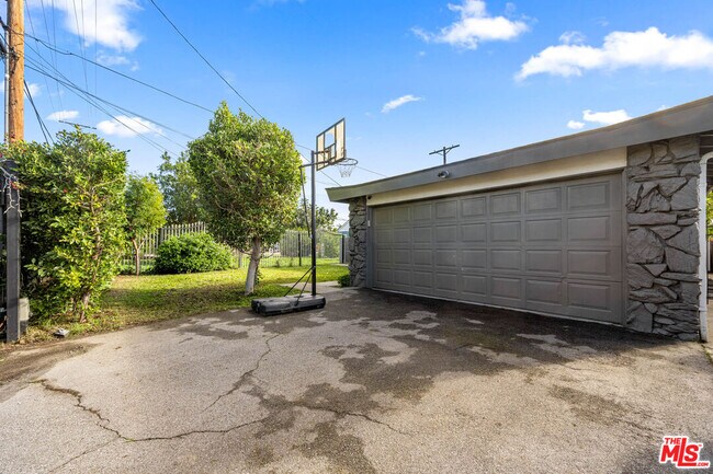 Building Photo - 14034 Valerio St
