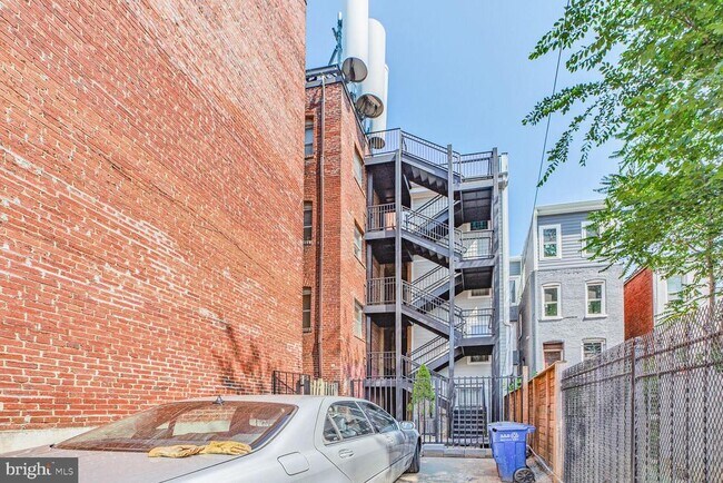 Building Photo - 608 Irving St NW