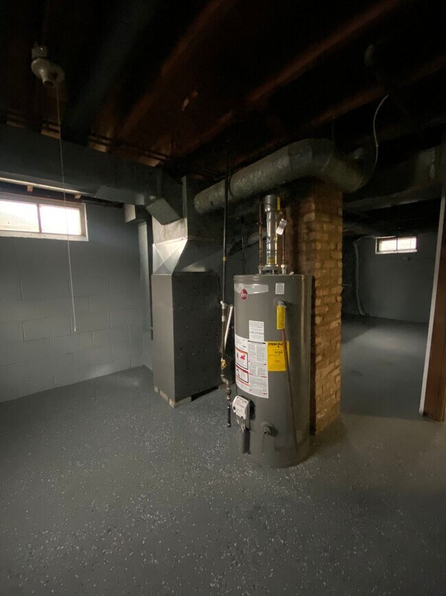 Building Photo - HOUSE FOR RENT IN LANSING !!