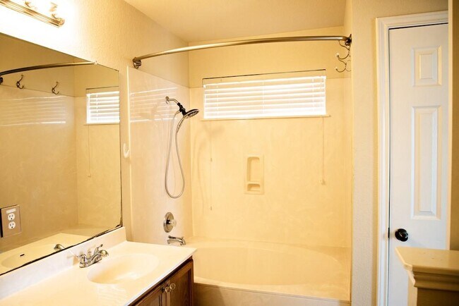 Building Photo - 135 Holmstrom St