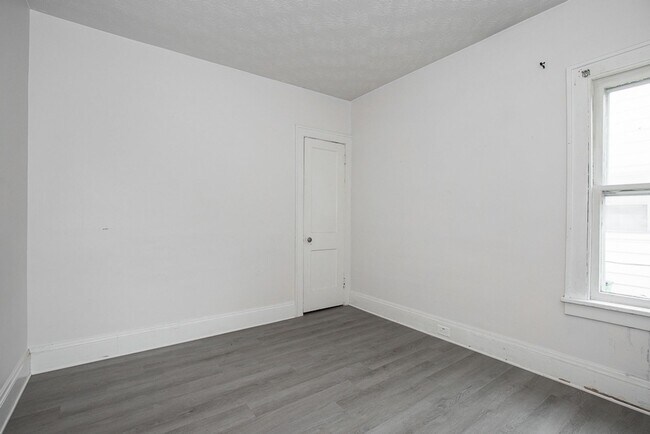 Building Photo - 4930 E 108th St