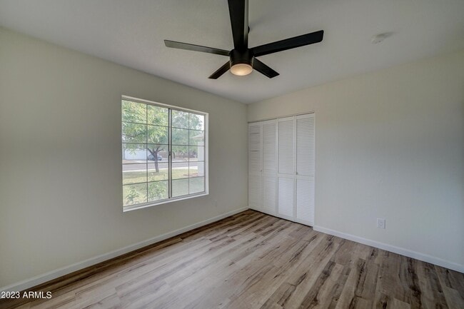 Building Photo - 7113 W Sunnyside Dr