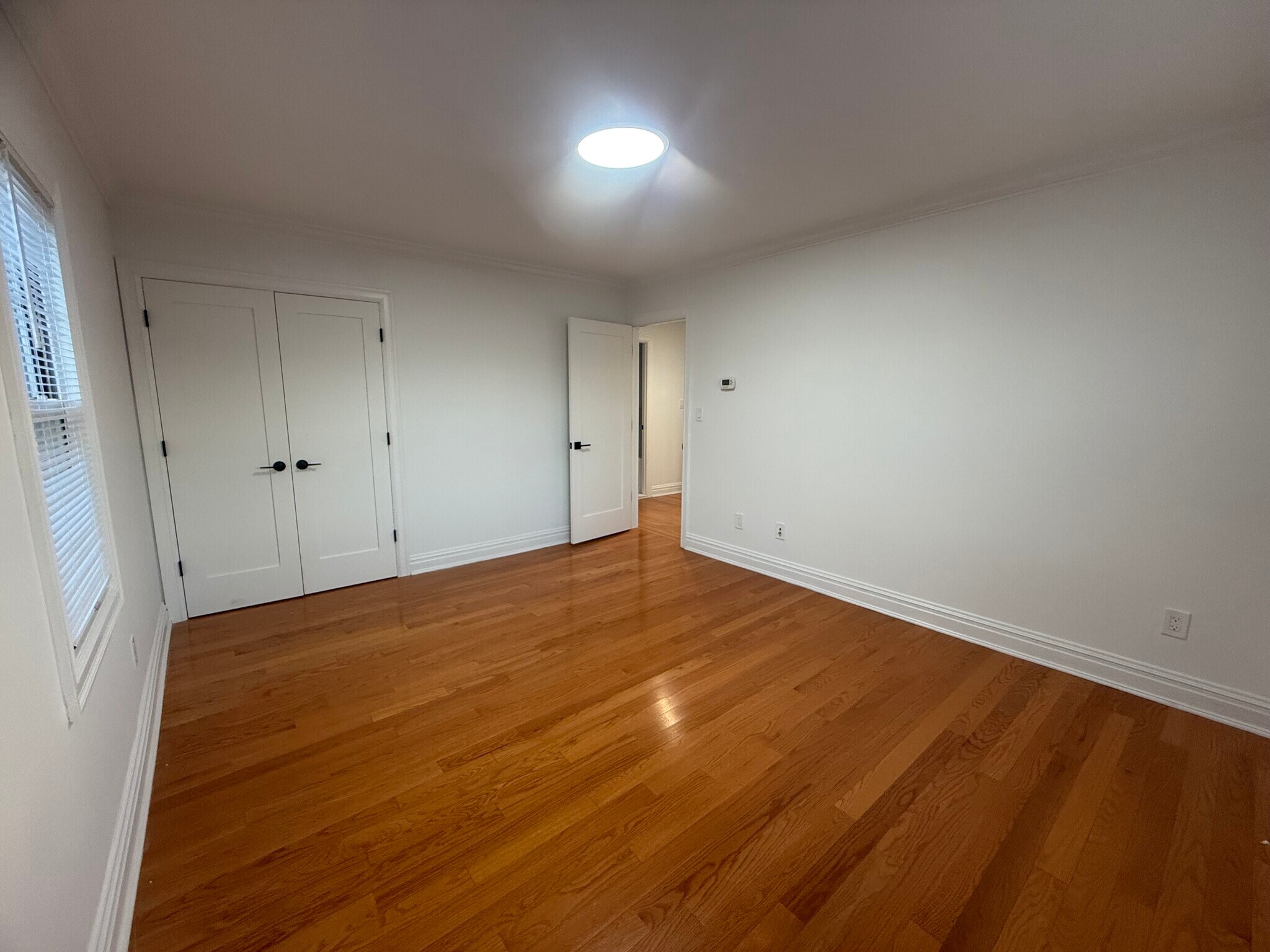 Building Photo - 260 Gainsborg Ave E