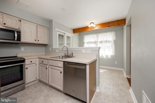 Building Photo - 247 Prince William Way