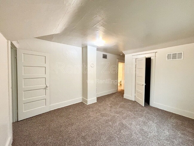 Building Photo - 107 W 19th St