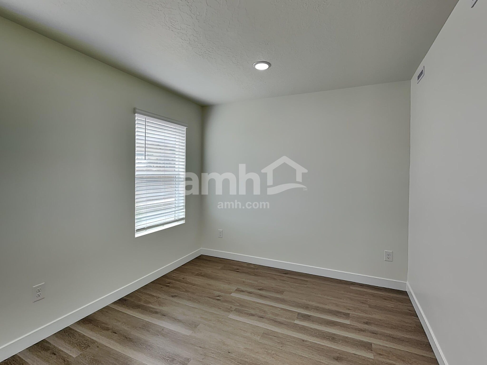 Building Photo - 1322 W Mahogany St