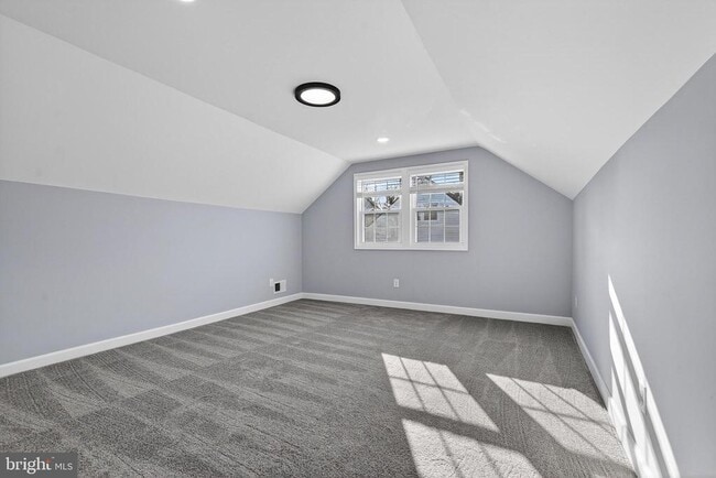 Building Photo - 2403 Kingsway Rd