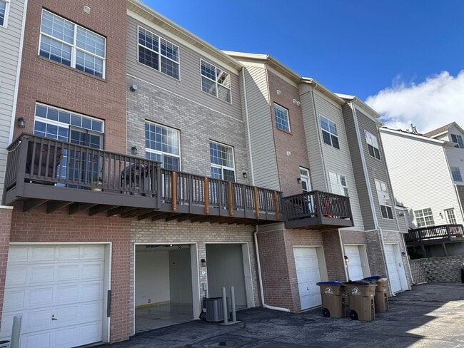 Building Photo - Amazing Townhome with Spectacular Views fo...