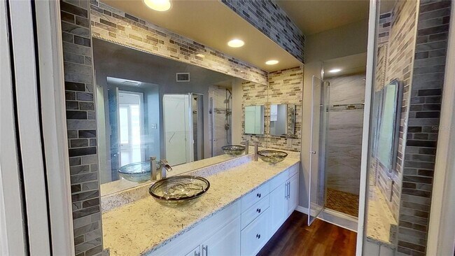 Building Photo - 6495 Shoreline Dr