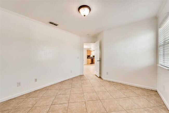 Building Photo - 633 Rose Garden Dr