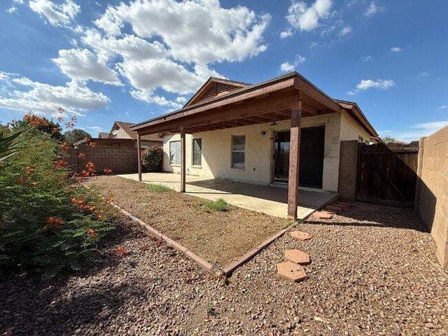Building Photo - Golf Course Backyard! Updated 3-Bed Home i...