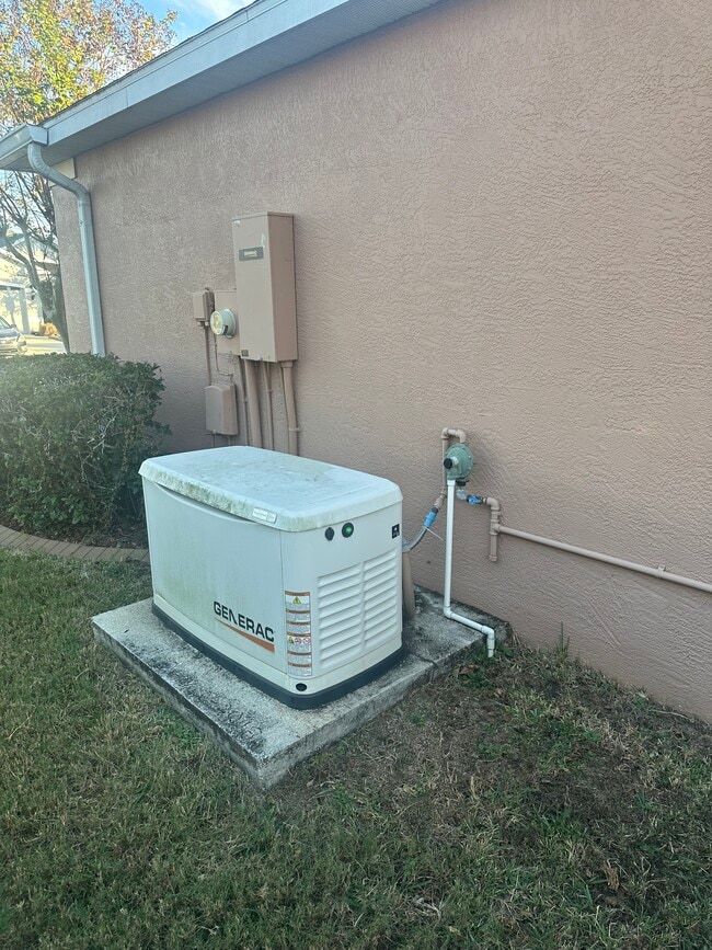 Building Photo - 566 Planters Manor Way